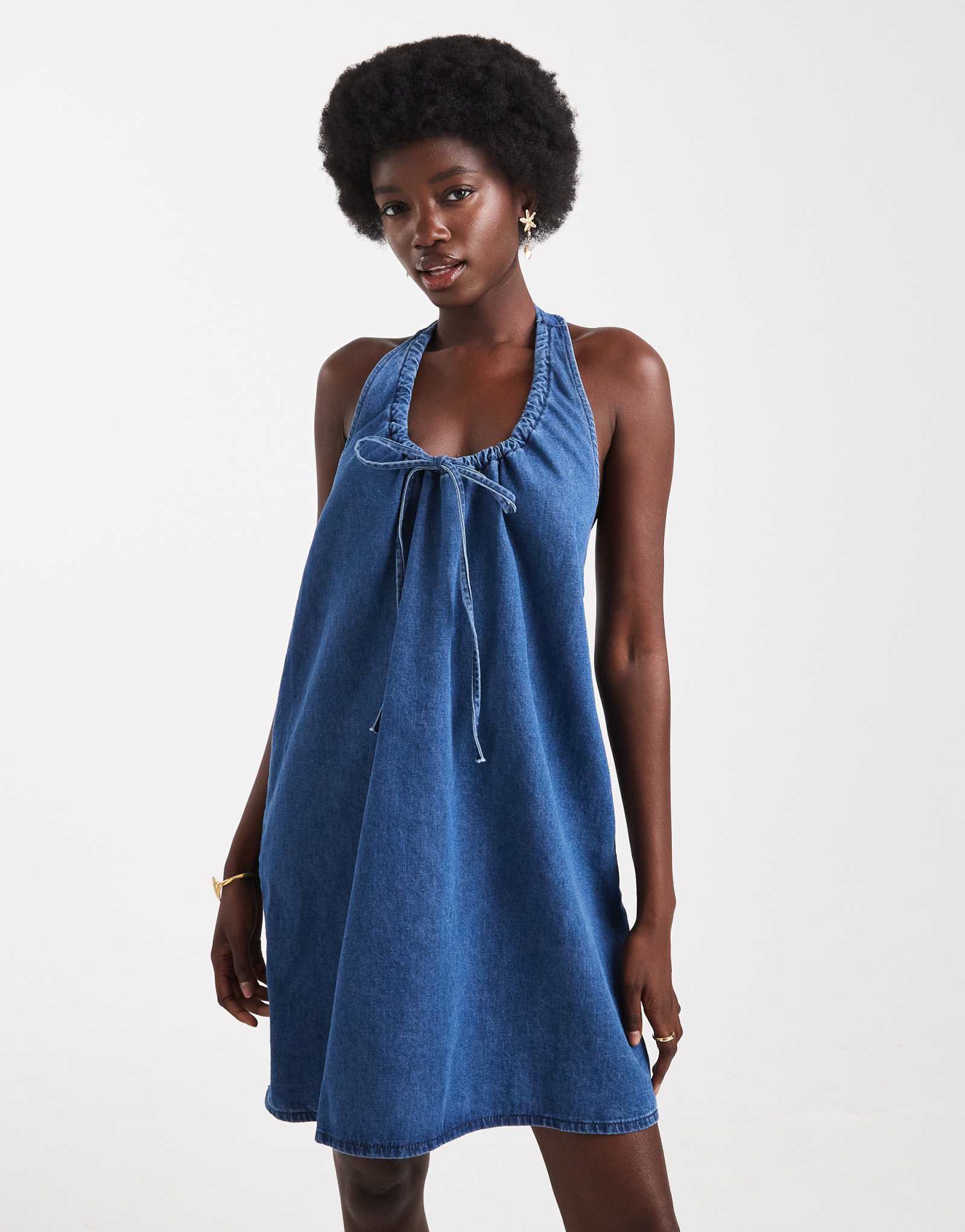  Джинсовое мини-платье ASOS DESIGN с круглым вырезом и сборками темно-синее