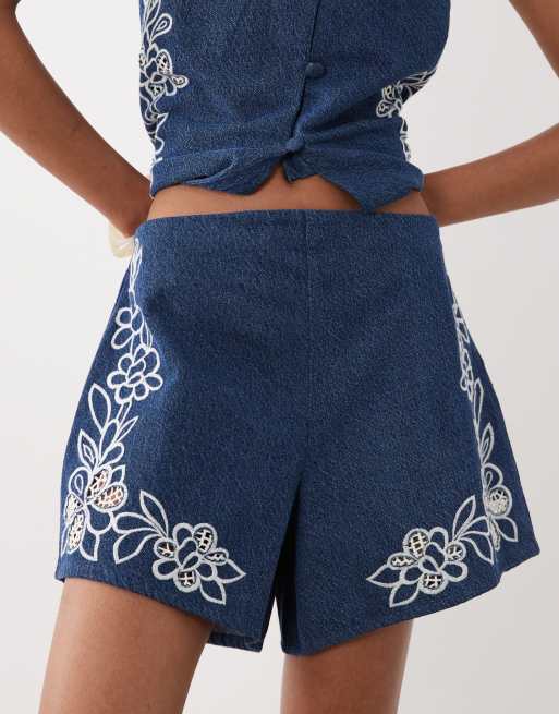ASOS DESIGN - Denim short met opengewerkt detail in middenblauw, 3 van 5