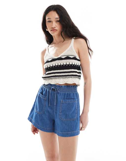 ASOS DESIGN - Denim shorts met plooirand in de taille in middenblauw