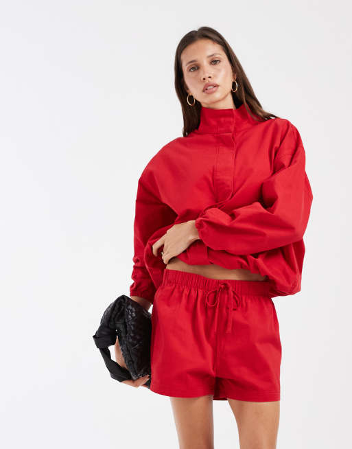 ASOS DESIGN – Jeansjacke in Rot mit Stehkragen, Kombiteil, 2 von 3