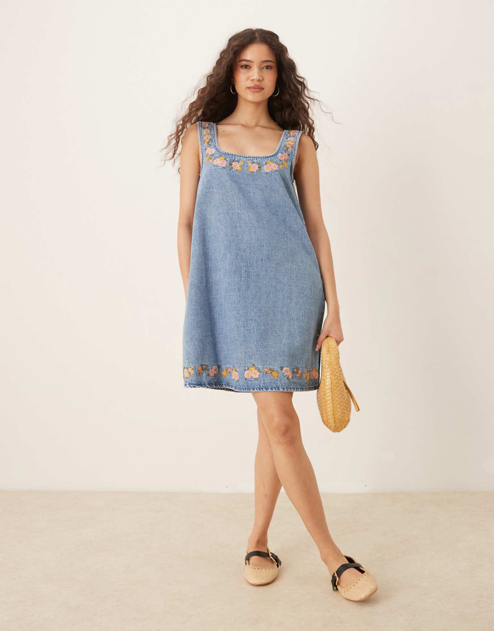 ДИЗАЙНЕРСКОЕ джинсовое мини-платье ASOS с квадратным вырезом и вышивкой темно-синего цвета