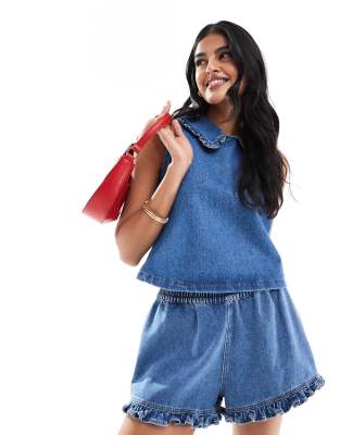 ASOS DESIGN - Denim-Tanktop in Mittelblau mit Rüschenkragen