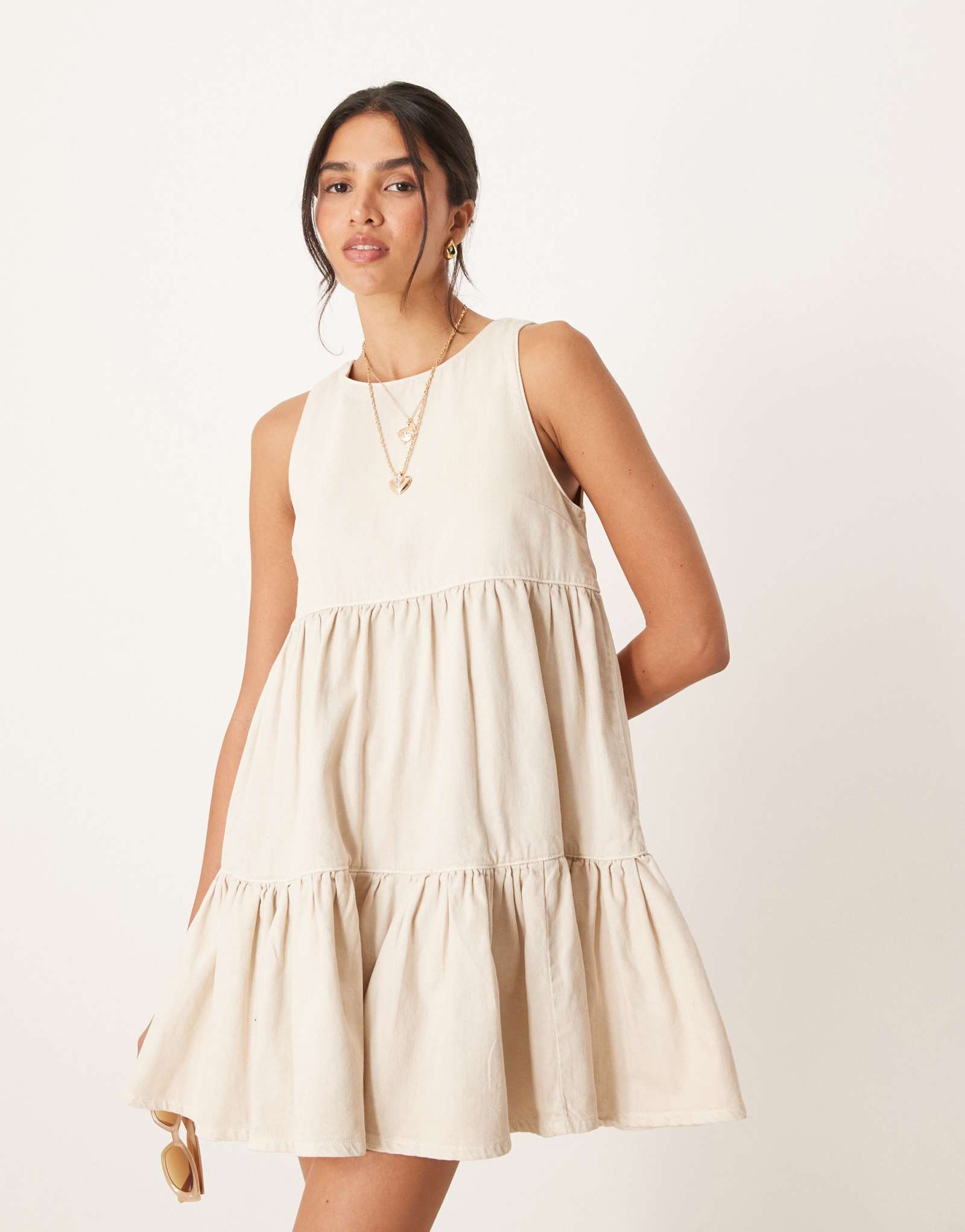 ДИЗАЙНЕРСКОЕ джинсовое мини-платье ASOS DESIGN из многоуровневого денима нейтрального оттенка