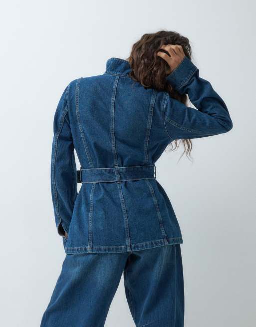 ASOS DESIGN denim utility jack met opstaande boord en riem in blue mid-wash, 3 van 5
