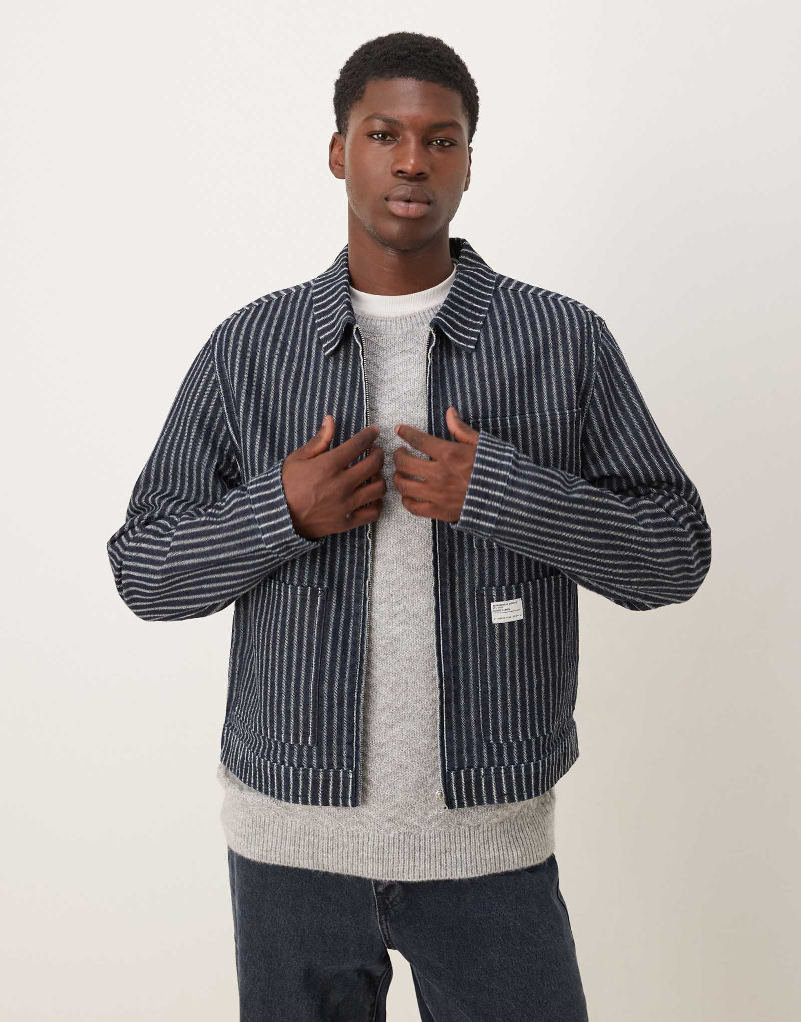 Дизайнерская джинсовая куртка для работы ASOS темно-синего цвета с нашивками и полосками в тонкую полоску