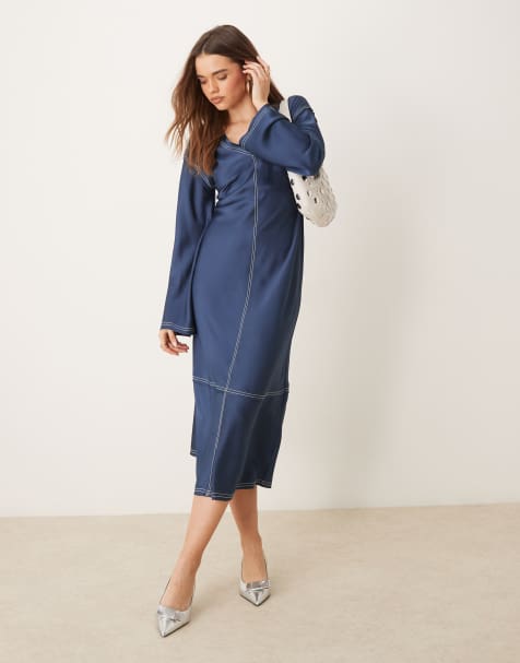 ASOS DESIGN - Denimblå midikjole i satin med V-hals og cremefarvede syninger i kontrast - view 1