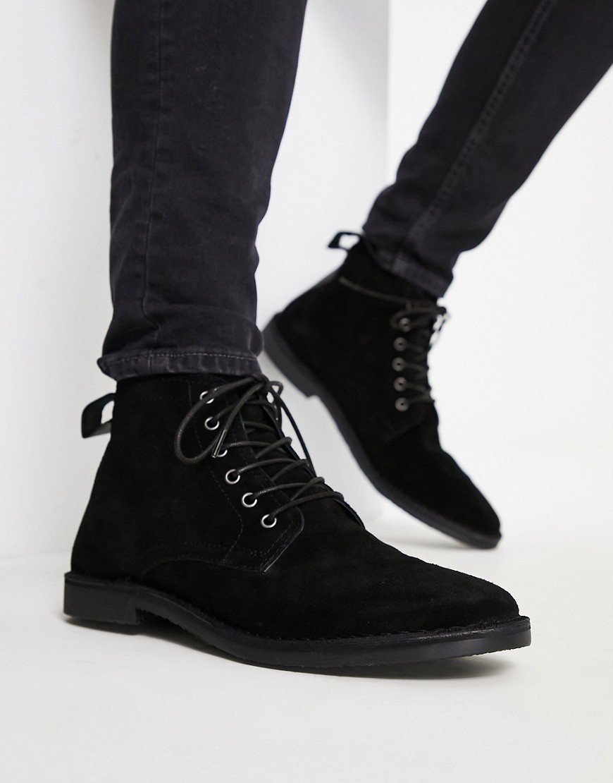 ASOS DESIGN - Desert boots en daim avec détail en cuir - Noir
