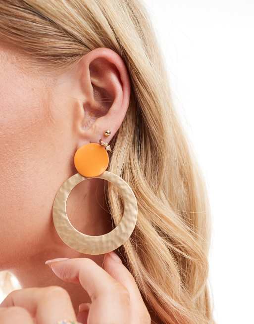 ASOS DESIGN - Deurklopper-oorbellen met gehamerd cirkelontwerp en emaille detail in goudkleur