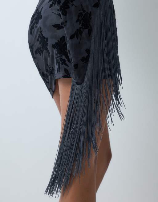 ASOS DESIGN devoré halterneck miniklänning med fransärm i blått, 2 av 5