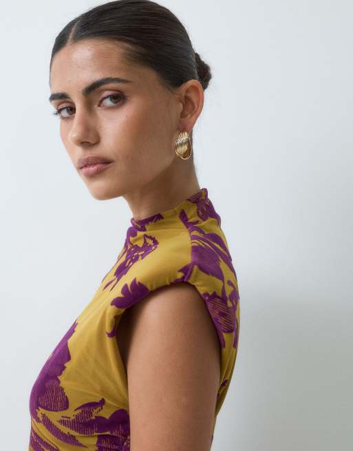 ASOS DESIGN Devore-Maxikleid mit Schulterpolstern, angeschnittenen Ärmeln und Schlitz in Gelb, 4 von 5