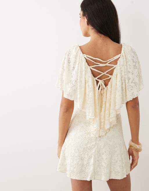 ASOS DESIGN – Devoré-Minikleid in Weiß mit gerüschten Flügelärmeln, 2 von 4