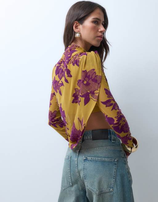 ASOS DESIGN Devore-Oberteil mit Schulterpolstern, Drapierung, Flock und langen Ärmeln in Lila und Oliv, 4 von 4