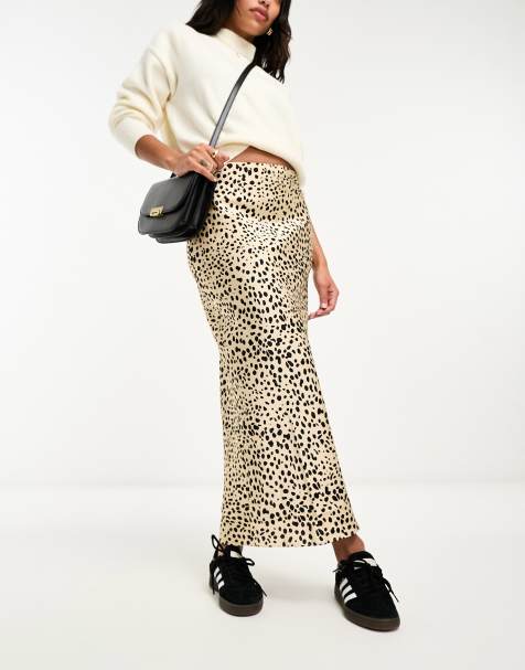 ASOS DESIGN – Diagonal geschnittener Satin-Midirock mit Leopardenmuster - view 1