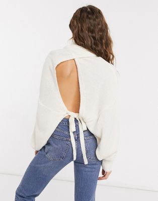 ASOS DESIGN – Dicker Pullover mit offenem Rücken und Schnürdetail hinten-Weiß