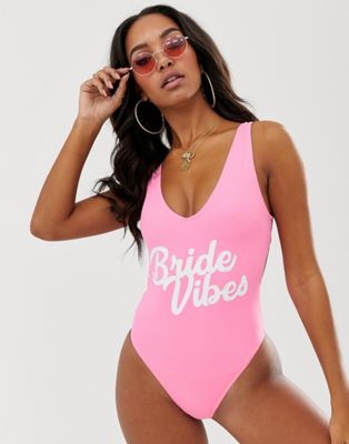 ASOS DESIGN - Diepuitgesneden badpak met 'bride vibes'-slogan en gestrikte achterkant-Roze