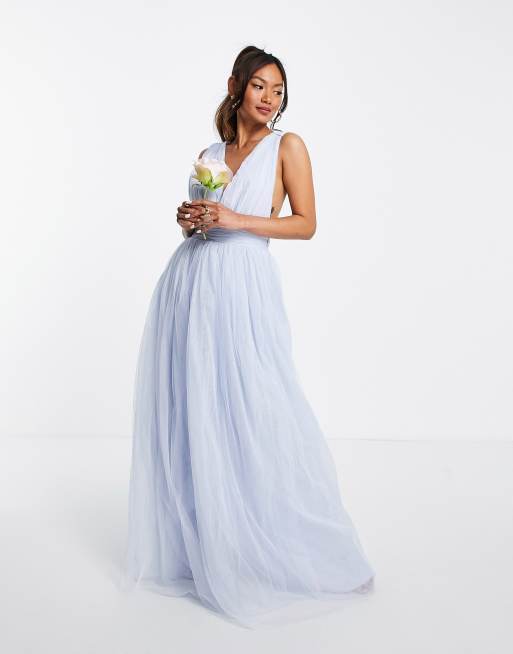 ASOS DESIGN - Diepuitgesneden maxi-jurk van tule met strik op de rug in poederblauw