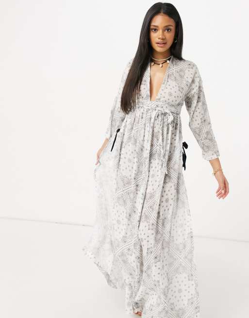 ASOS DESIGN - Diepuitgesneden maxi-strandjurk met lange mouwen in bandanaprint