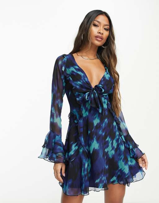 ASOS DESIGN - Diepuitgesneden mini-jurk met ruches, gestrikte voorkant en mouwen met ruches in zwart met blauwe abstracte print
