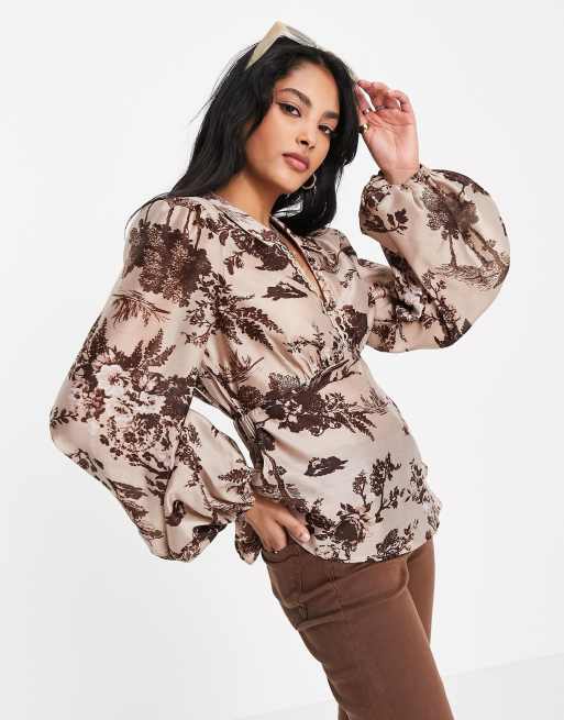 ASOS DESIGN - Diepuitgesneden overhemd met knoopjes met lusje, open achterkant en ton-sur-ton bloemenprint 