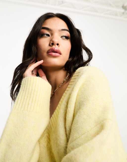 ASOS DESIGN - Dikke trui van alpaca-wolmix met v-hals in botergeel, 2 van 4
