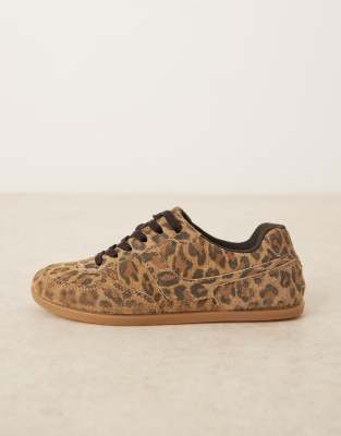 ASOS DESIGN - Diligent - Schmale Wildleder-Sneaker zum Schnüren mit Leopardenmuster-Bunt