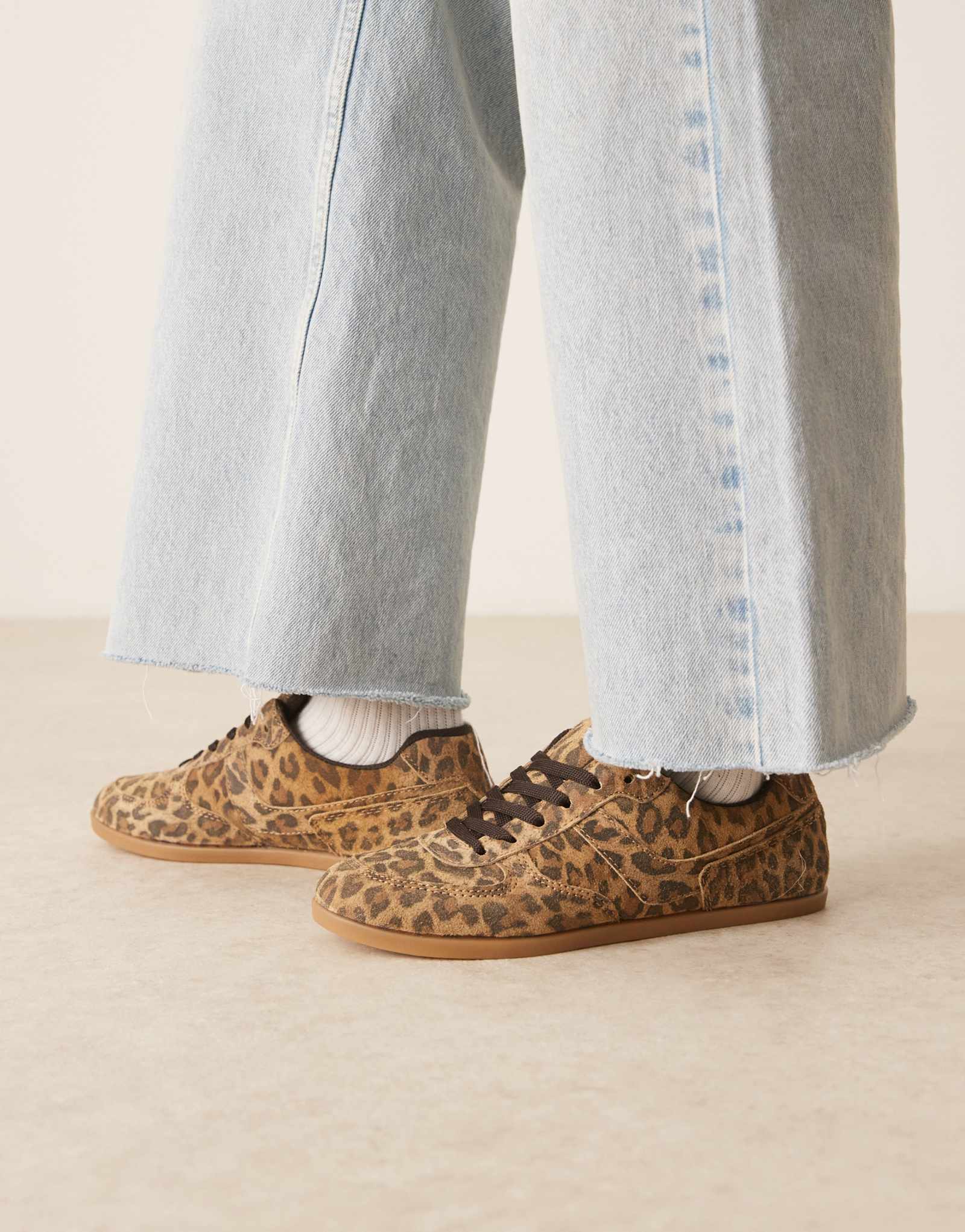 Изящные кроссовки ASOS DESIGN на шнуровке из леопардовой замши