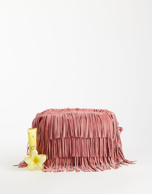 ASOS DESIGN – Dimrosa kuvertväska i mocka med fransar och avtagbar axelrem, 2 av 4