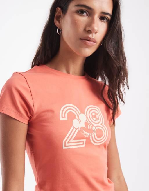 ASOS DESIGN Disney baby tee med Mickey Mouse-fodboldprint i orange, 3 af 4
