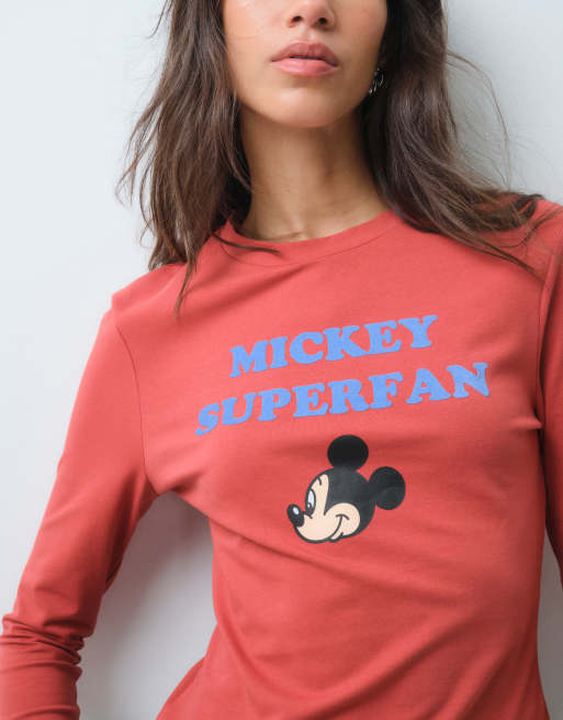 ASOS DESIGN Disney Babytee mit 3/4-Ärmeln und Mickey-Superfan-Print in Rot, 2 von 5