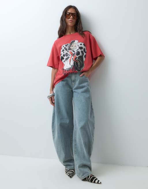 ASOS DESIGN Disney camiseta oversize con estampado de Cruella en rojo, 2 de 5