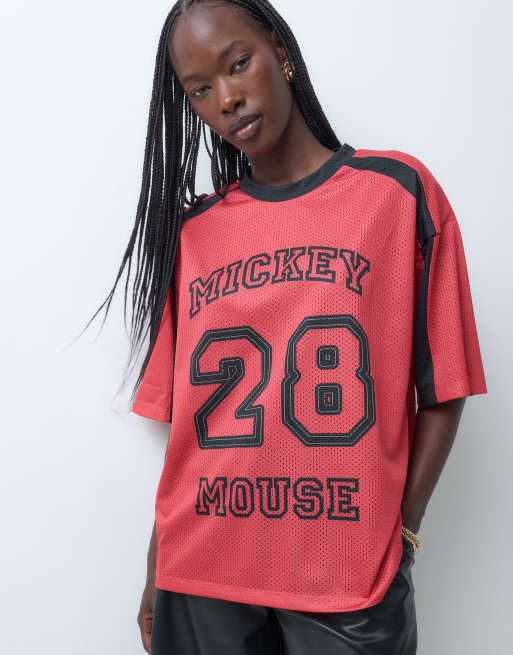ASOS DESIGN Disney camiseta oversize de malla airtex con estampado varsity de Mickey Mouse en rojo, 3 de 5
