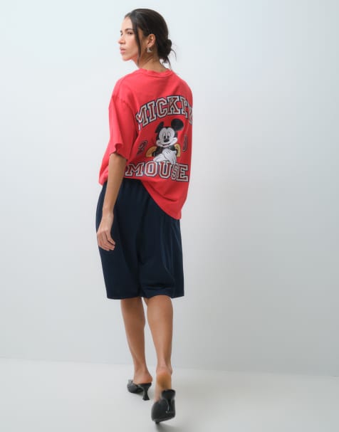 ASOS DESIGN Disney camiseta oversize lavada con estampado universitario de Mickey Mouse en rojo - view 1
