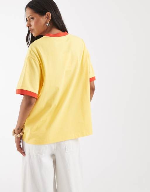 ASOS DESIGN Disney camiseta ringer extragrande con estampado de Mickey Mouse haciendo ejercicio en amarillo, 4 de 4