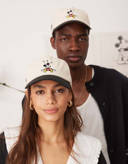 ASOS DESIGN - Disney - Casquette vintage style universitaire à motif Mickey avec visière noire contrastante - Écru