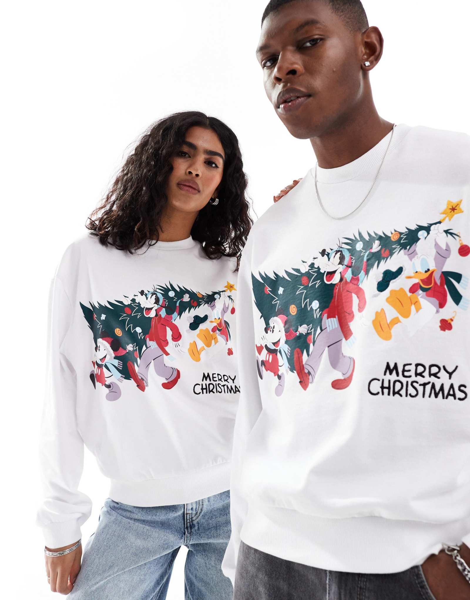 ДИЗАЙНЕРСКАЯ рождественская толстовка оверсайз в стиле Дисней от ASOS DESIGN с принтом Микки Мауса и его друзей спереди белого цвета