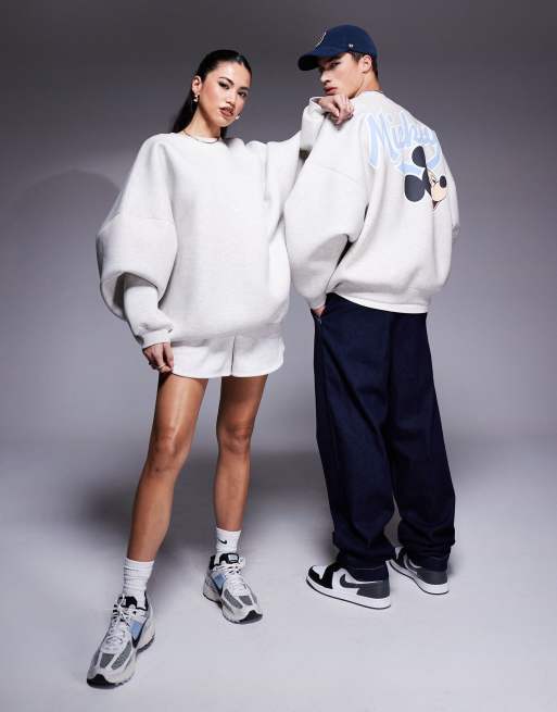 ASOS DESIGN - Disney - Extreem oversized uniseks sweatshirt met Mickey Mouse-prints in gemêleerd wit