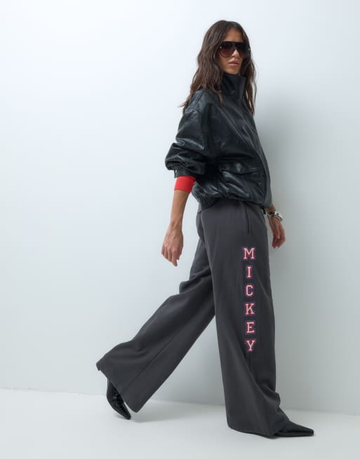 ASOS DESIGN Disney jogger a gamba larga con ricamo Mickey nero, 3 di 5