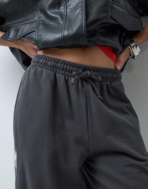 ASOS DESIGN Disney jogger a gamba larga con ricamo Mickey nero, 4 di 5