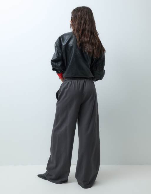ASOS DESIGN Disney Jogger mit weitem Bein und Mickey-Stickerei in Schwarz, 5 von 5