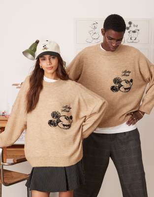 ASOS DESIGN - Disney - Kastiger Super-Oversize-Strickpullover in Beige mit Rundhalsausschnitt und „Mickey Mouse"-Sticker...