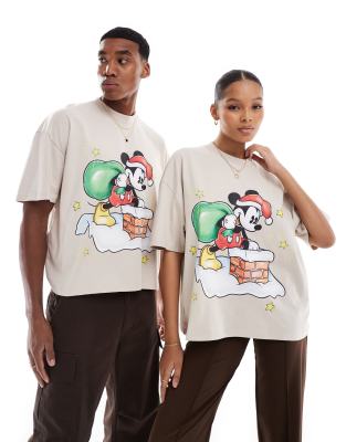 ASOS DESIGN - Disney - Kastiges Oversize-T-Shirt in Beige mit weihnachtlichen „Mickey Mouse"-Prints-Neutral