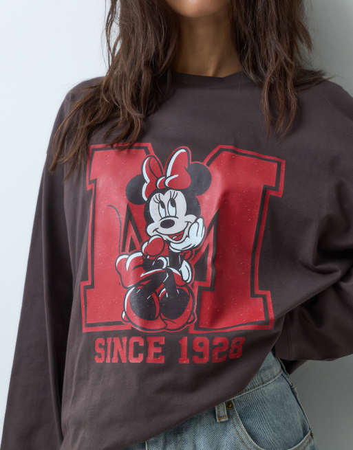 ASOS DESIGN Disney langærmet T-shirt med Minnie varsity-print i brun, 5 af 5