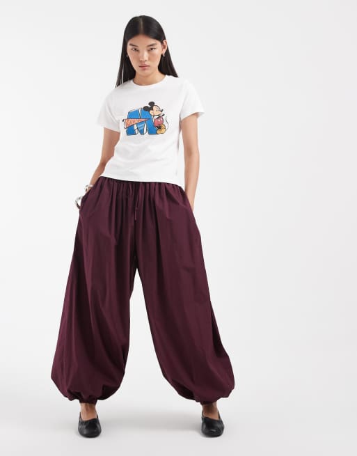 ASOS DESIGN Disney lockeres T-Shirt mit Mickey-Mouse-Stickerei in Weiß, 3 von 4