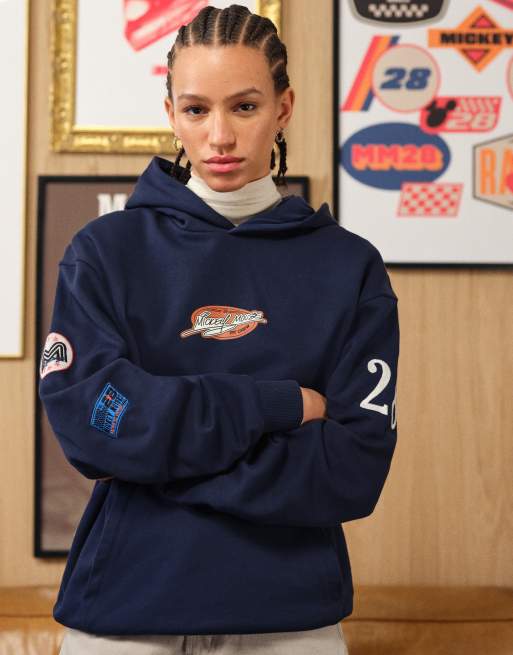 ASOS DESIGN – Disney – Mellanblå, avslappnad huvtröja i racingstil med 'Mickey'-texttryck, 3 av 5