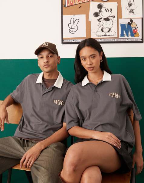 ASOS DESIGN – Disney – Mörklila oversize pikétröja i unisex-modell med Musse Pigg-tryck - view 1