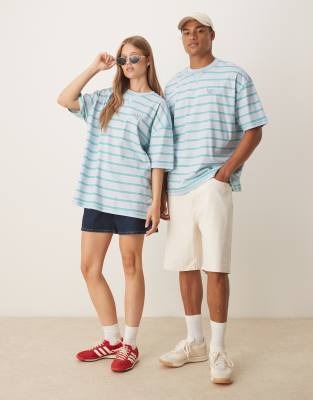 ASOS DESIGN - Disney - Oversize-T-Shirt in Blau mit „Donald Duck"-Prints und Nadelstreifen