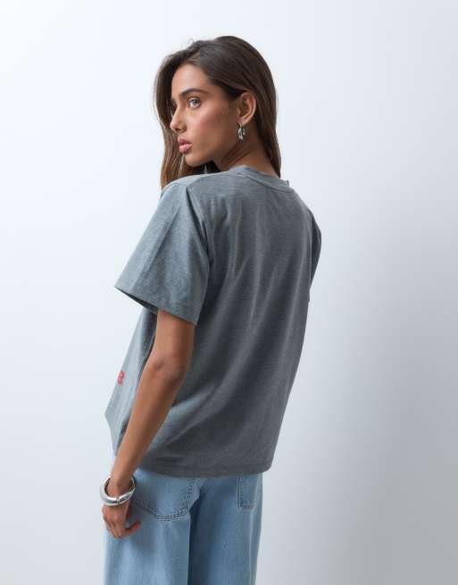 ASOS DESIGN Disney Oversize-T-Shirt mit Schulterpolstern und Mickey-Mouse-College-Print in Graumeliert, 3 von 5