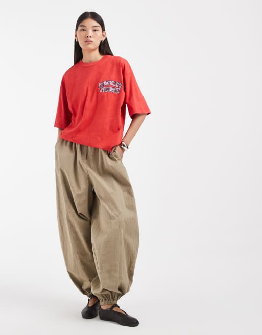 ASOS DESIGN Disney oversized gewassen T-shirt met Mickey Mouse varsityprint in rood, 2 van 4