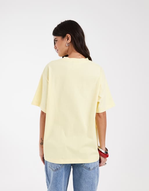 ASOS DESIGN Disney oversized T-shirt med Disney-sidekicks-print i smørgul, 3 af 4