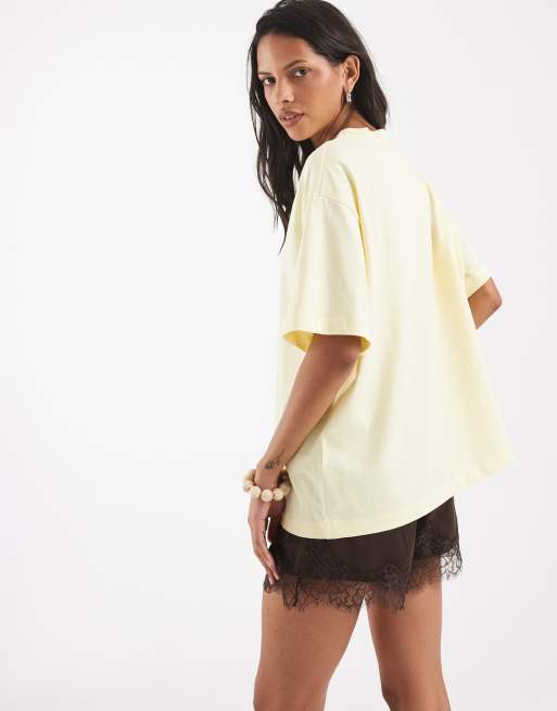 ASOS DESIGN Disney oversized T-shirt Minnie Mouse voetbal in buttermilkgeel, 4 van 4